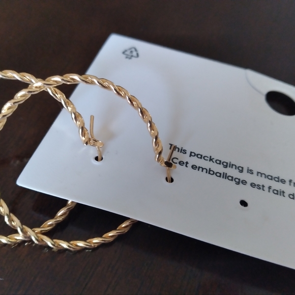 Free with purchase. Two pairs Ardene earrings - Picture 6 of 6